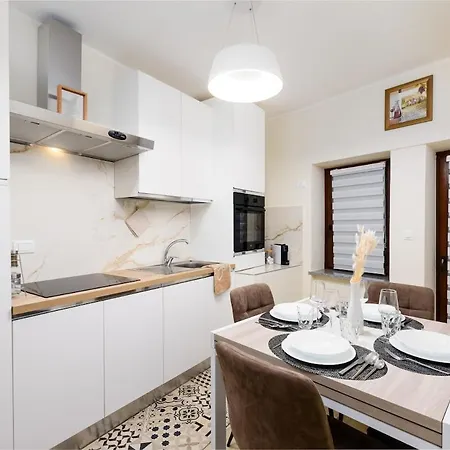 Apartment With Internal Courtyard